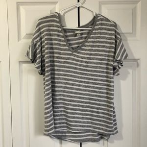 Stripped maternity top with flowy sleeves